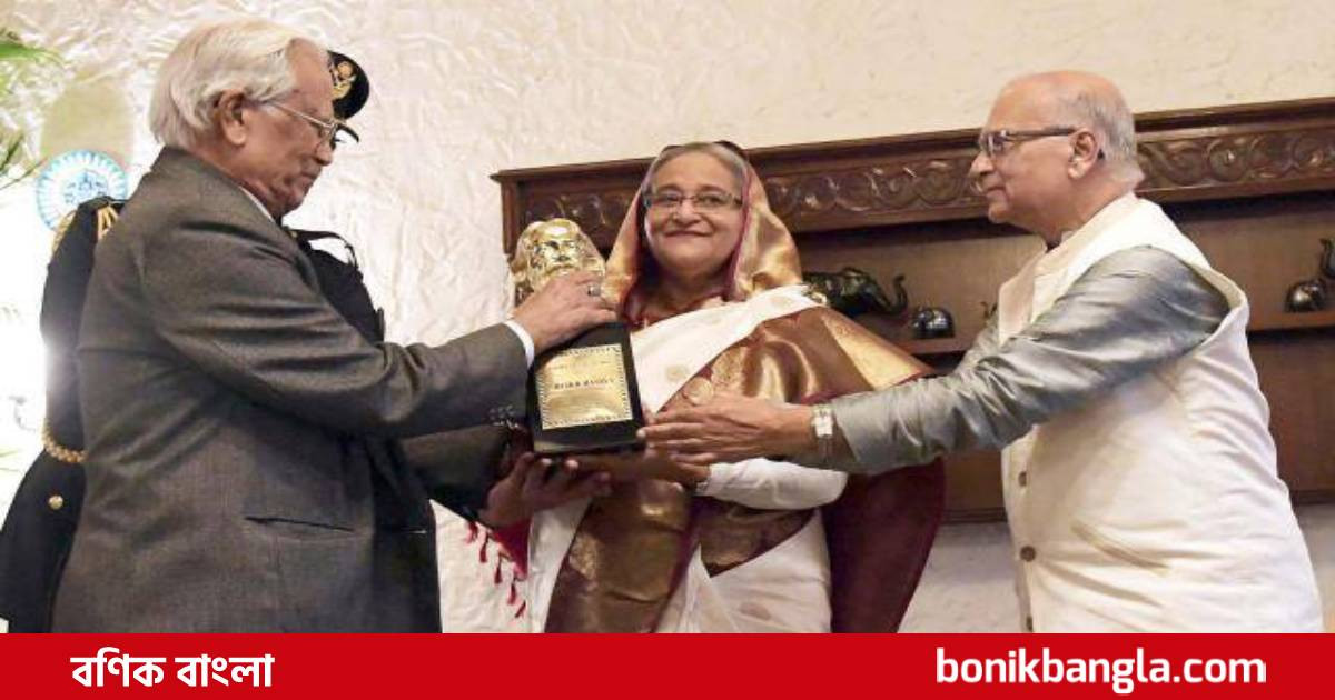 ‘ঠাকুর শান্তি পুরস্কার’ পেলেন প্রধানমন্ত্রী