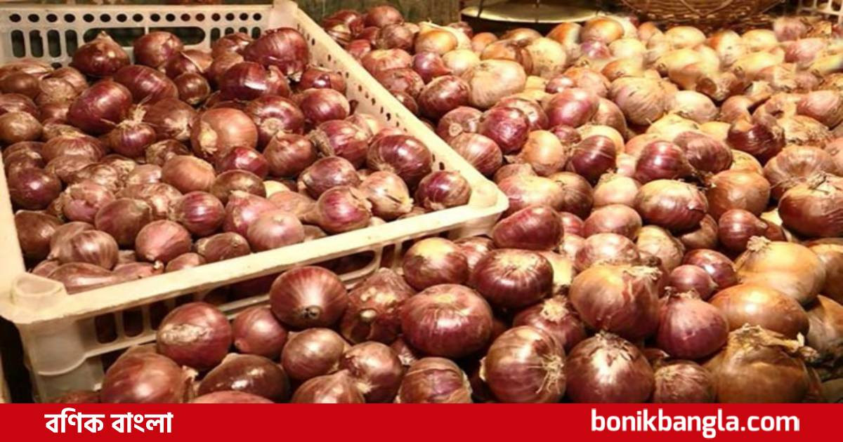বিদেশ থেকে এনেও কমেনি পেঁয়াজের দাম
