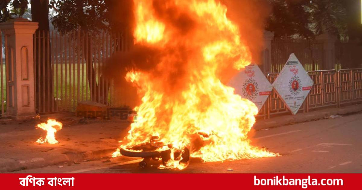 সুপ্রিম কোর্ট এলাকায় মোটরসাইকেলে আগুন