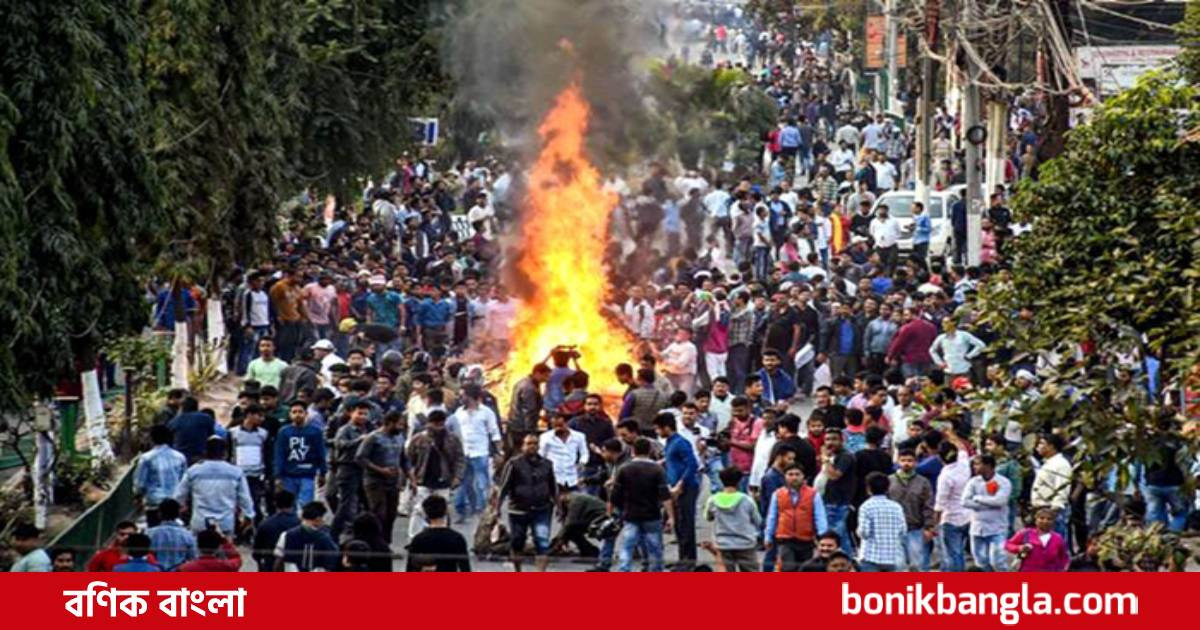 আসামে কারফিউ ভেঙে রাজপথে জনতা