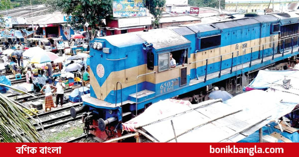 উচ্ছেদ হচ্ছে রেলক্রসিংয়ের পাশের অবৈধ স্থাপনা