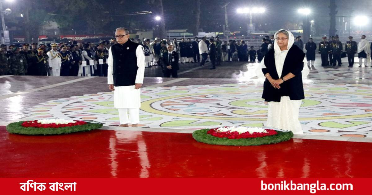 শহীদ মিনারে রাষ্ট্রপতি ও প্রধানমন্ত্রীর শ্রদ্ধা