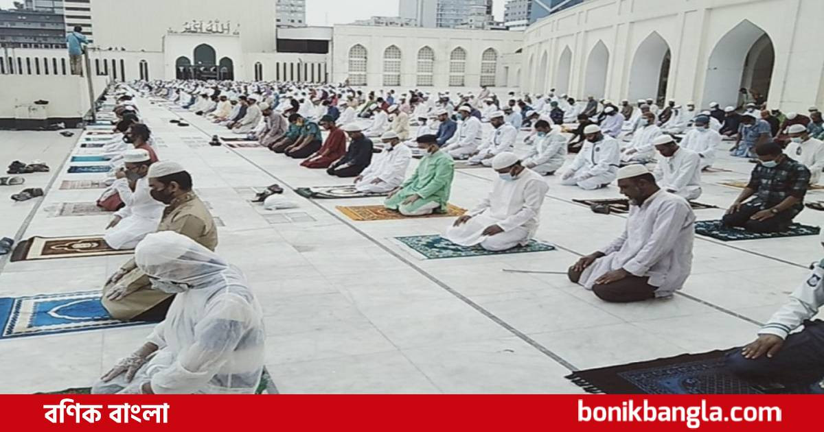 স্বাস্থ্যবিধি মেনে মুসল্লিদের ঈদের নামাজ আদায়