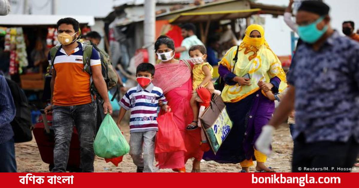 ঢাকায় রোজগার বন্ধ, তাই গ্রামে যাত্রা...