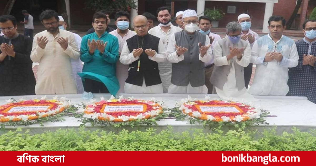 বঙ্গবন্ধুর সমাধিতে ইউজিসির নবনিযুক্ত তিন সদস্যের শ্রদ্ধা​​​​​​​